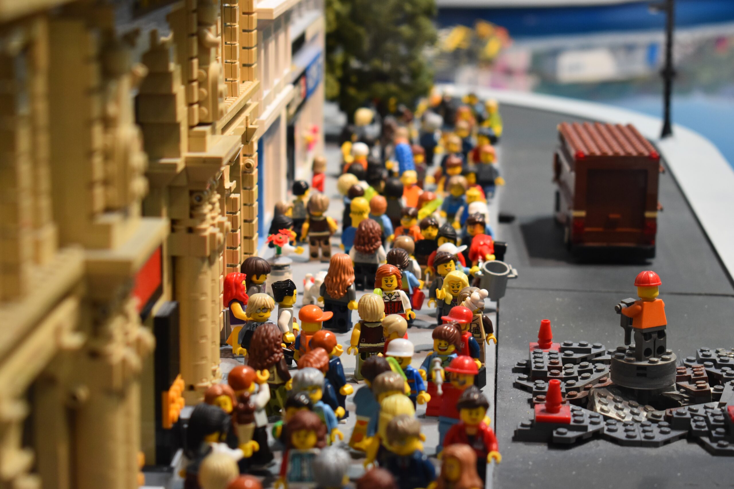 Ulica z klocków LEGO, na której znajdują się liczne figurki. Symulacja ruchu w mieście.